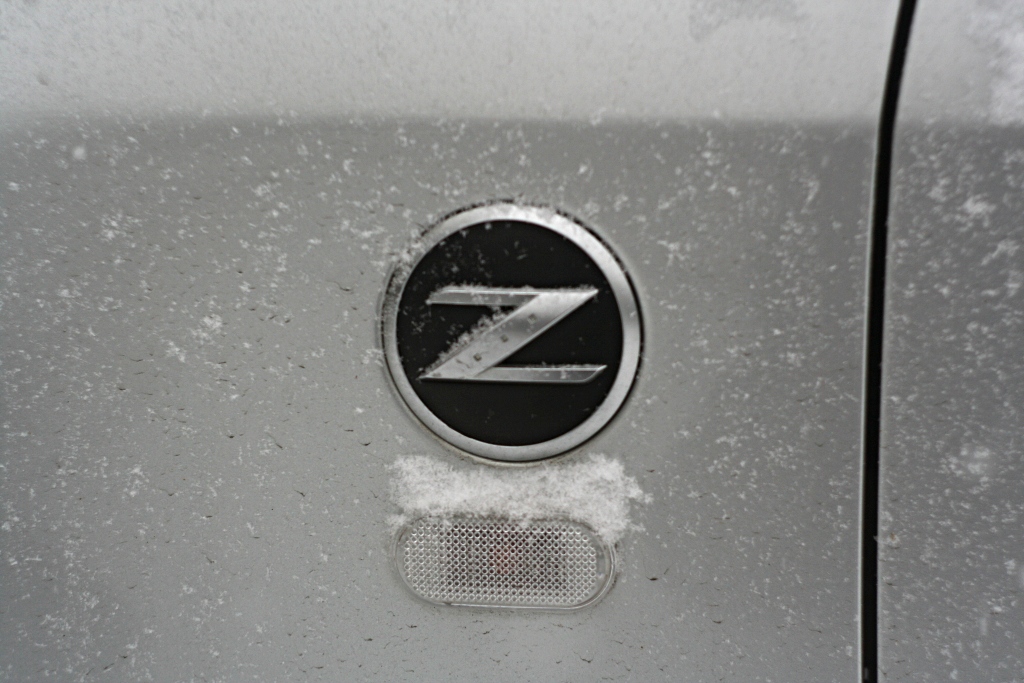dots-snow-covered-nissan-350z-pic3.jpg