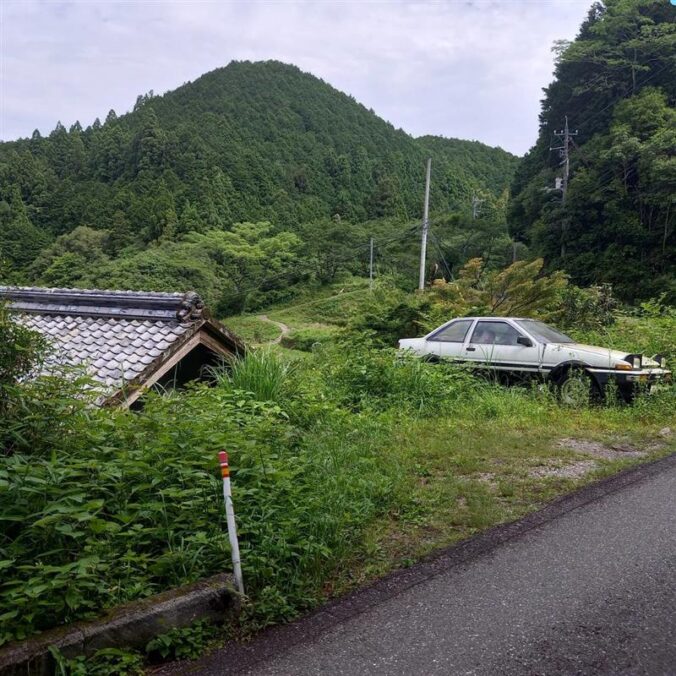 Abandoned rusty two-door Sprinter Trueno AE86